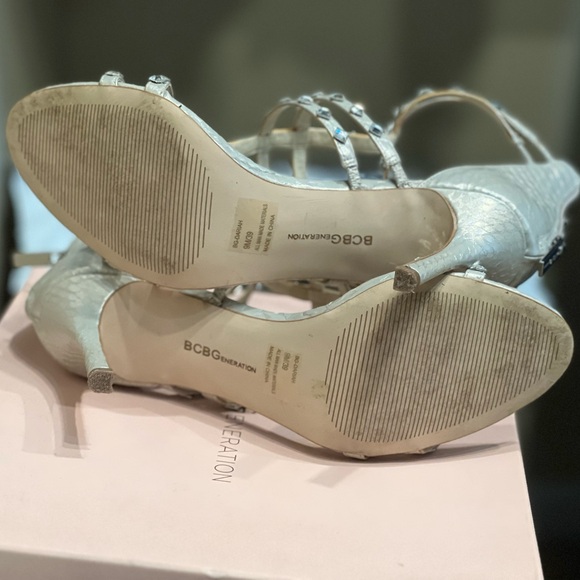 🔮FREE SHIPPING BCBG Dariah Heels Silver Embossed Snake Print Size 9🔮 - Picture 6 of 7